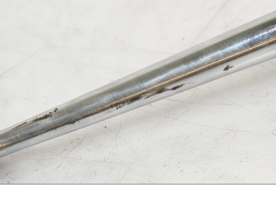 Vänster sida på Sidostöd från en Suzuki VZR 1800 -2009 motorcykel.