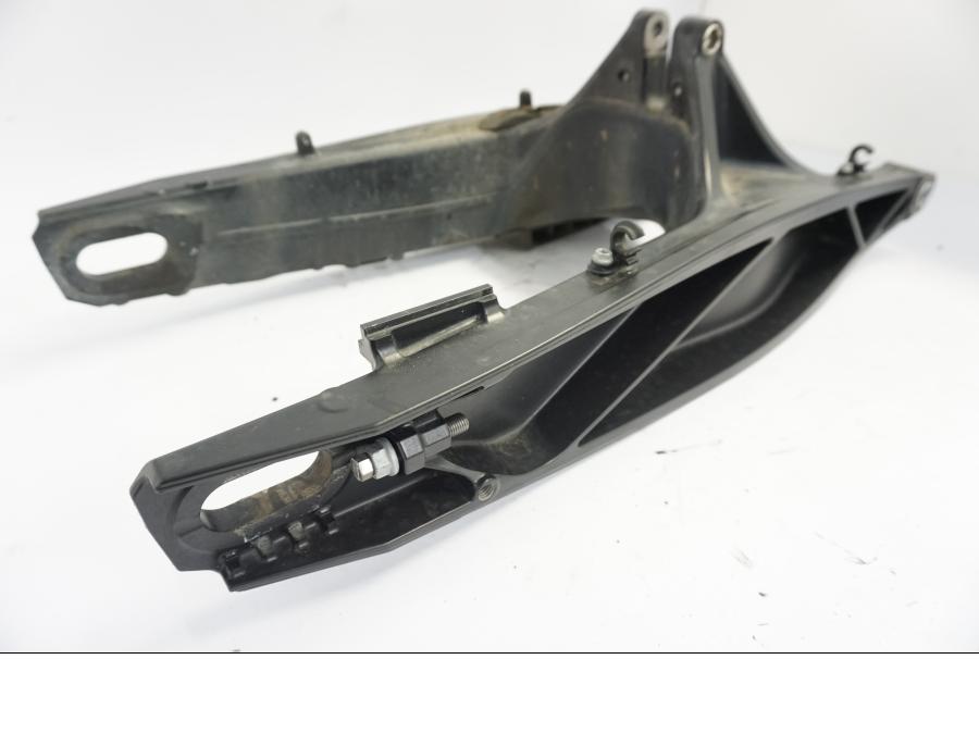 Baksidan på Sving från en KTM 790 Duke -2018 motorcykel.