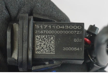 Snett uppifrån på USB-uttag från en KTM 1290 Super Duke R -2022 motorcykel.