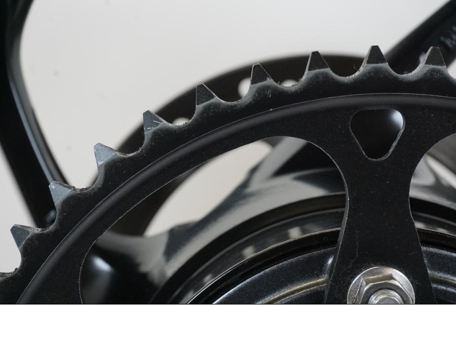 Snett uppifrån på Hjulpaket från en Triumph Trident -2021 motorcykel.