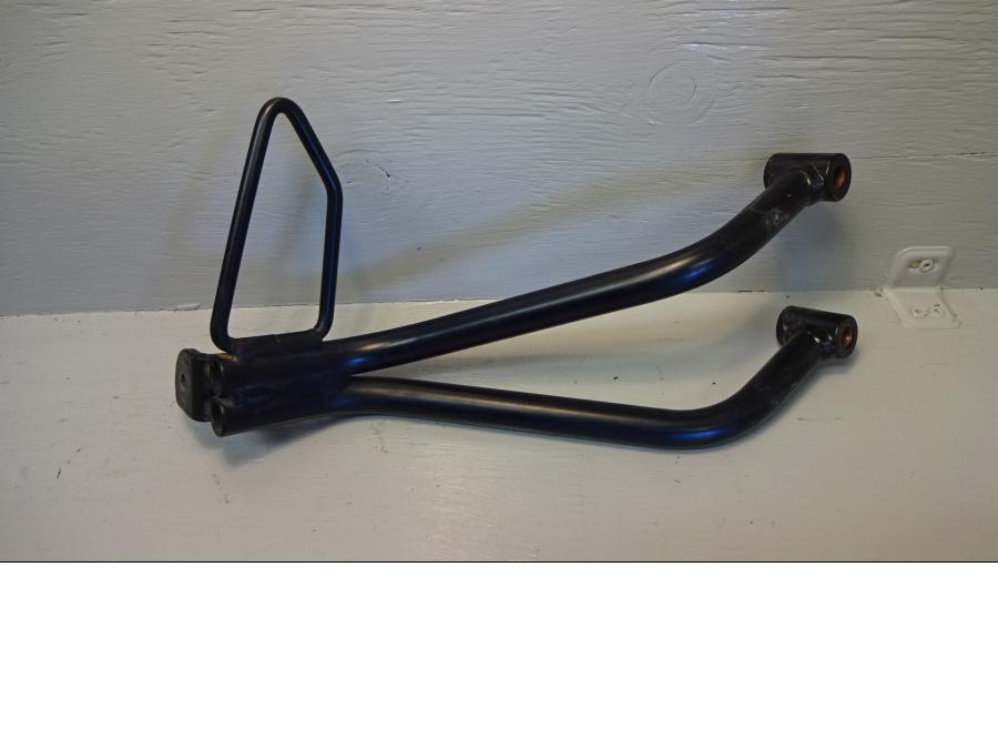 Baksidan på Fotpinnefäste från en Yamaha YZF-R 125 -2012 motorcykel.