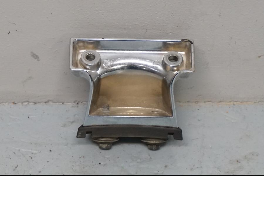 Baksidan på Skylthållare från en Suzuki VL 800 -2001 motorcykel.