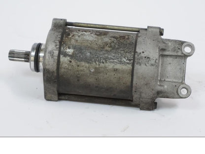 Snett uppifrån på Startmotor från en Honda VTR 1000 F -1999 motorcykel.