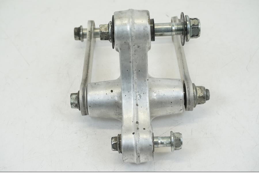 Baksidan på Stötdämparlänkage från en Suzuki GSX 1300 R -2017 motorcykel.