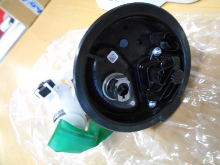 Vänster sida på Bensinpump insprut från en BMW S 1000 RR -2015 motorcykel.