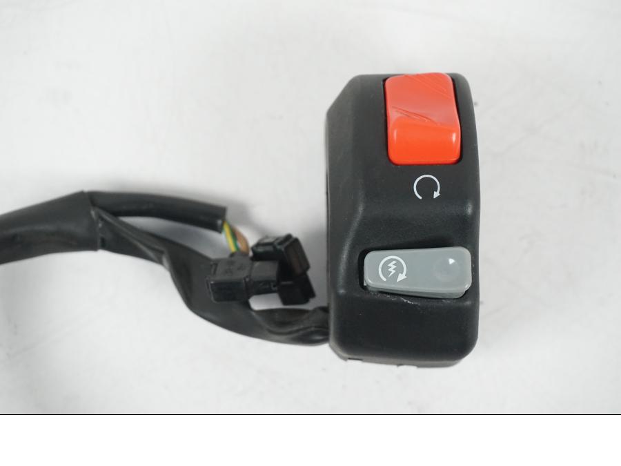 Snett uppifrån på Styrelreglage från en Yamaha YZF 1000 R1 -2007 motorcykel.