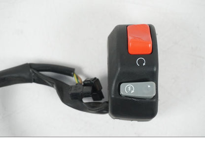 Snett uppifrån på Styrelreglage från en Yamaha YZF 1000 R1 -2007 motorcykel.