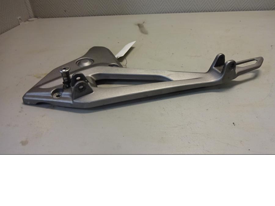 Baksidan på Fotpinnefäste från en Honda NC 750 S -2017 motorcykel.