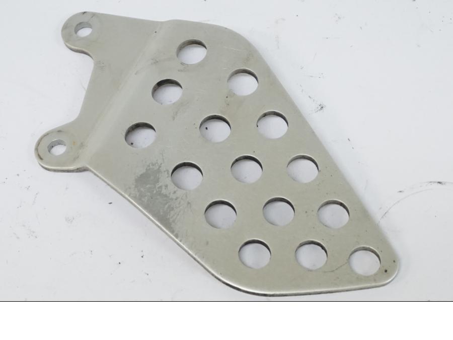 Baksidan på Fotpinnehälskydd från en Honda CBR 900 RR -2002 motorcykel.