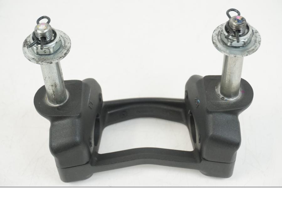 Snett nerifrån på Styrfäste från en Kawasaki ER-6F -2016 motorcykel.