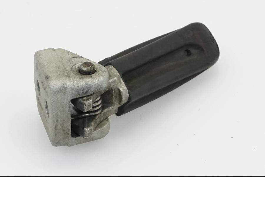 Snett nerifrån på Fotpinne från en KTM 690 Duke -2012 motorcykel.