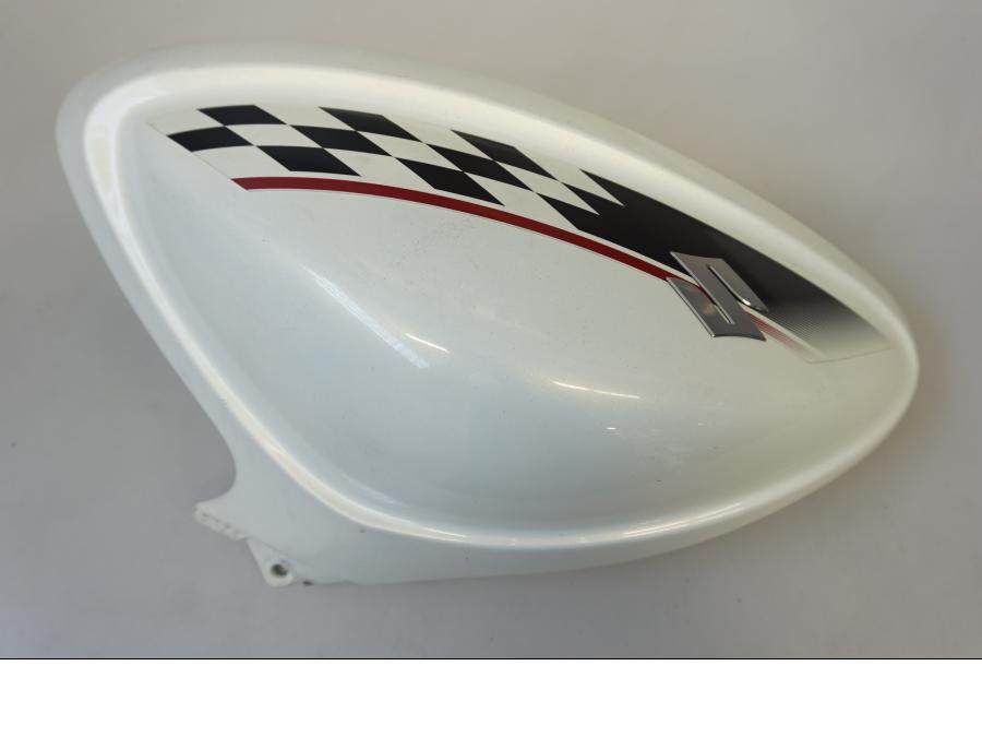 Framsidan på Bensintankskåpa från en Suzuki SFV 650 A Gladius -2012 motorcykel.