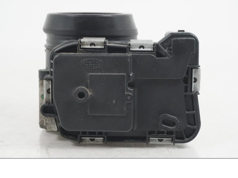 Vänster sida på Spjällhus från en Ducati Hyperstrada -2013 motorcykel.