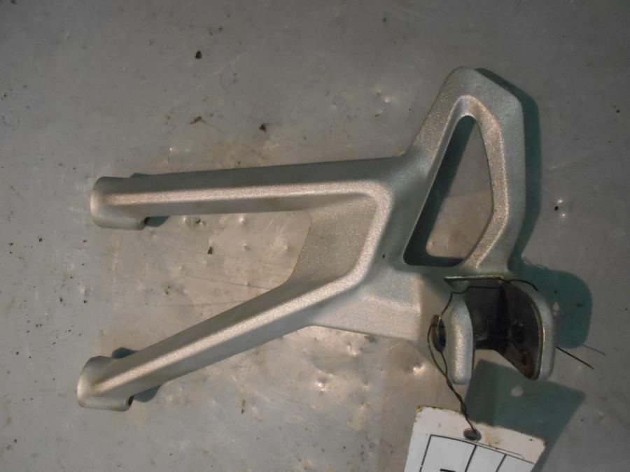 Framsidan på Fotpinnefäste från en BMW R 1200 RS -2016 motorcykel.