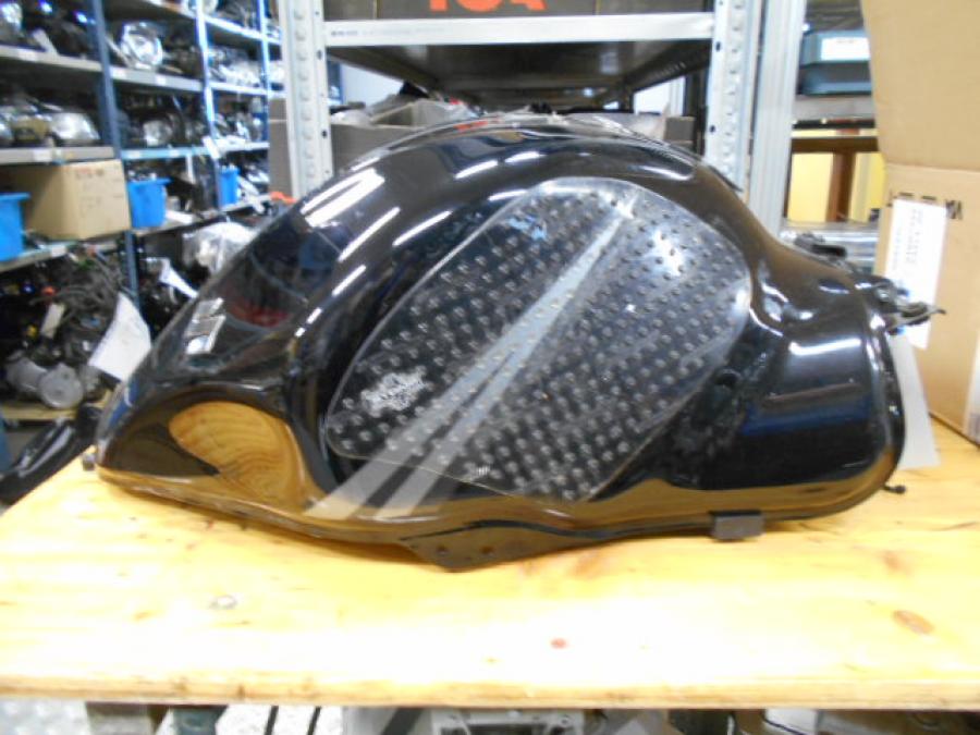 Framsidan på Bensintank från en Suzuki GSX 1300 R -2009 motorcykel.