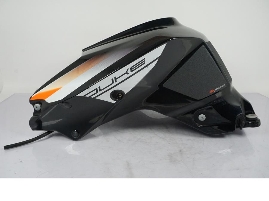 Vänster sida på Bensintank från en KTM 1290 Super Duke R -2015 motorcykel.