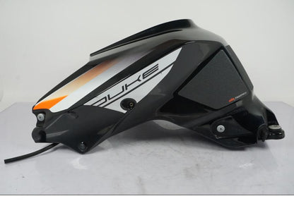 Vänster sida på Bensintank från en KTM 1290 Super Duke R -2015 motorcykel.