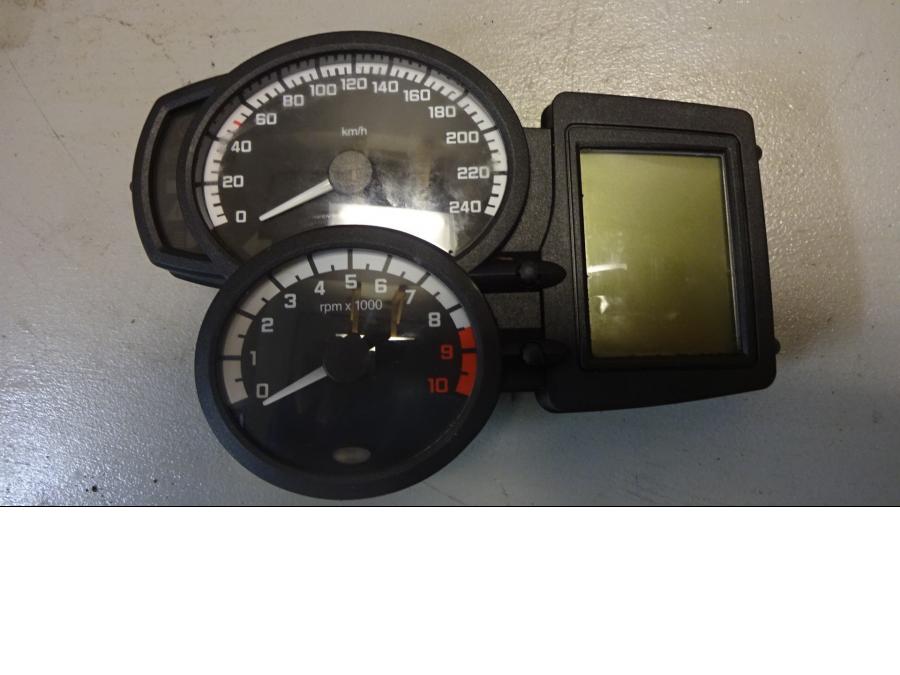 Framsidan på Instrumentpanel från en BMW F 800 GT -2015 motorcykel.