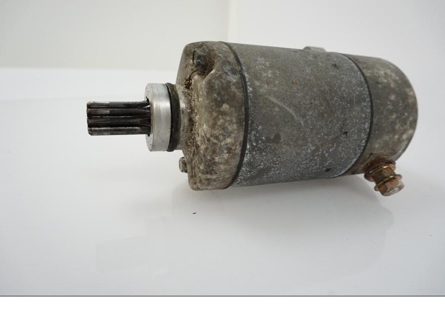 Snett uppifrån på Startmotor från en Yamaha FZ 750 -1989 motorcykel.