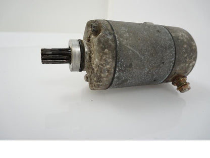 Snett uppifrån på Startmotor från en Yamaha FZ 750 -1989 motorcykel.