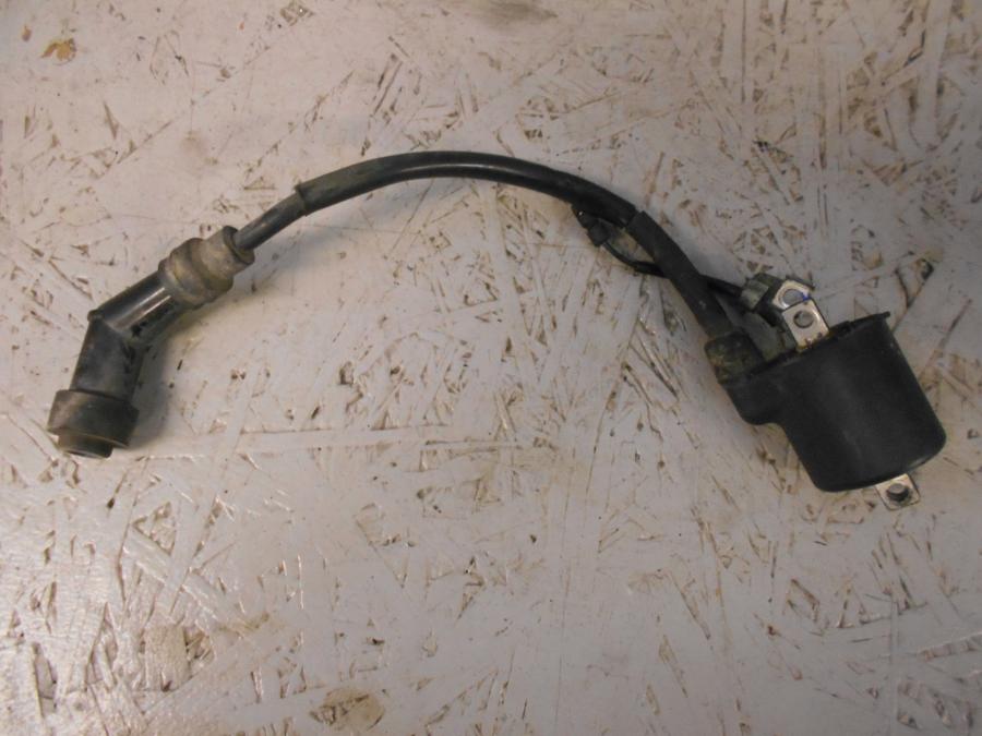 Framsidan på Tändspole från en Honda CBR 125 R -2006 motorcykel.