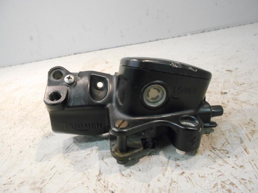 Framsidan på Bromshuvudcylinder från en Triumph Speedmaster -2010 motorcykel.