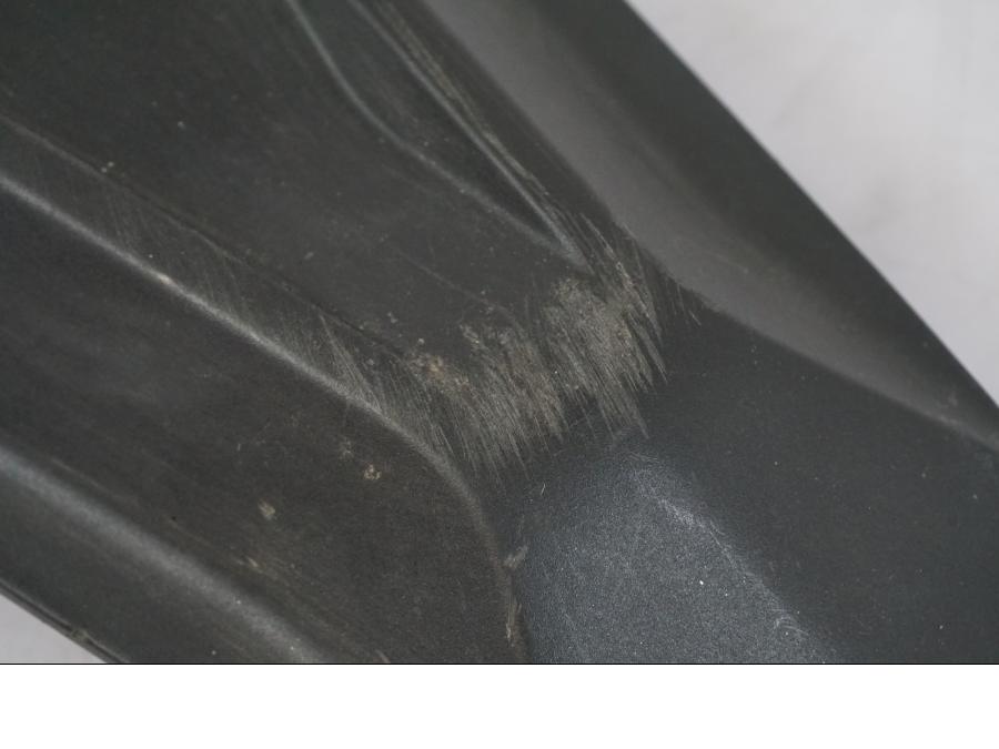 Höger sida på Bensintankkonsoll från en KTM 1290 Super Duke R -2018 motorcykel.