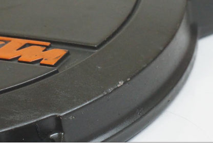 Snett nerifrån på Kopplingskåpa från en KTM 1190 Adventure -2015 motorcykel.