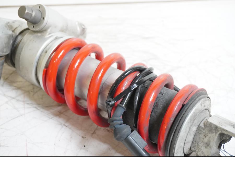 Snett nerifrån på Stötdämpare från en BMW S 1000 R -2015 motorcykel.