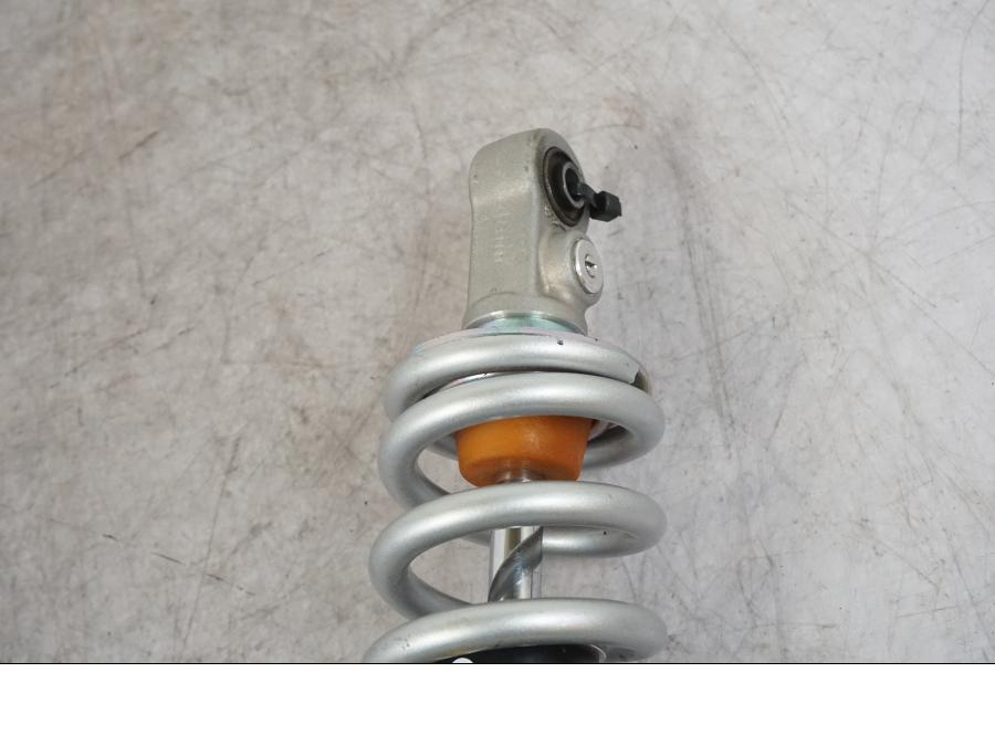 Snett nerifrån på Stötdämpare från en Yamaha MT-09 -2024 motorcykel.