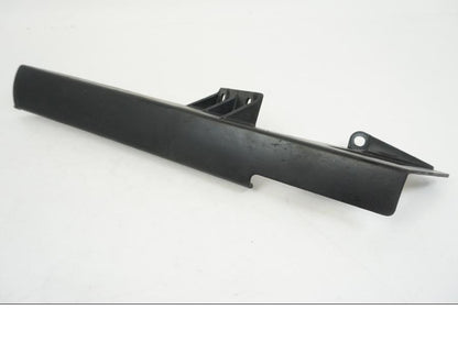 Vänster sida på Kedjeskydd från en Suzuki GSX-R 1000 -2003 motorcykel.