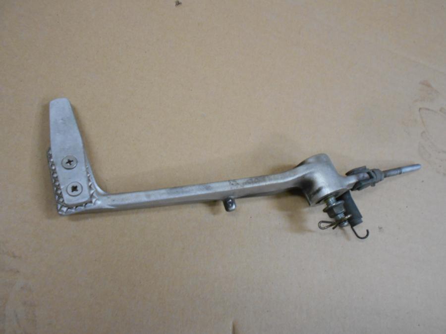 Framsidan på Bromspedal från en Yamaha BT 1100 -2004 motorcykel.