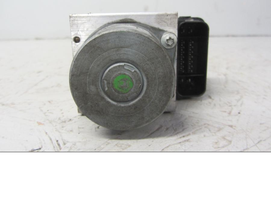 Baksidan på ABS Modulator från en KTM 125 Duke -2014 motorcykel.