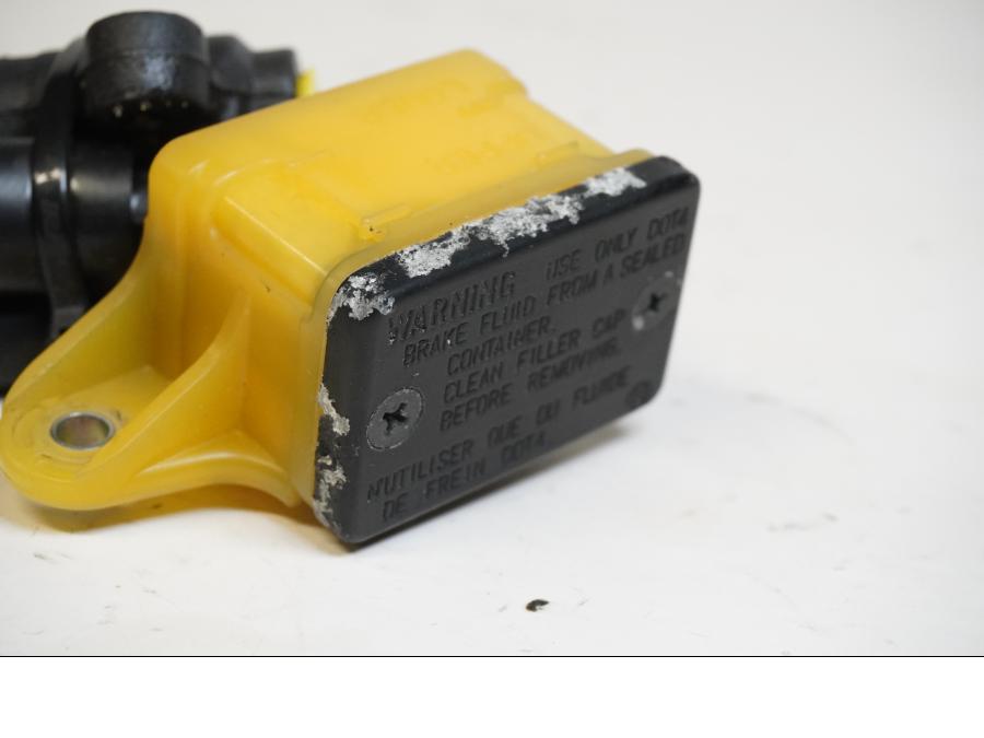 Baksidan på Bromshuvudcylinder från en Honda CBR 1000 RR -2007 motorcykel.