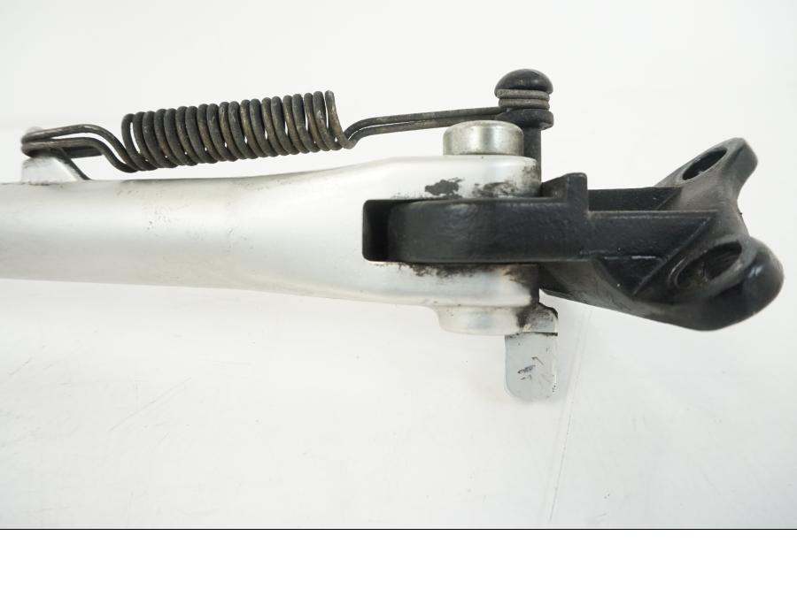 Snett nerifrån på Sidostöd från en Triumph Speed Triple -2009 motorcykel.