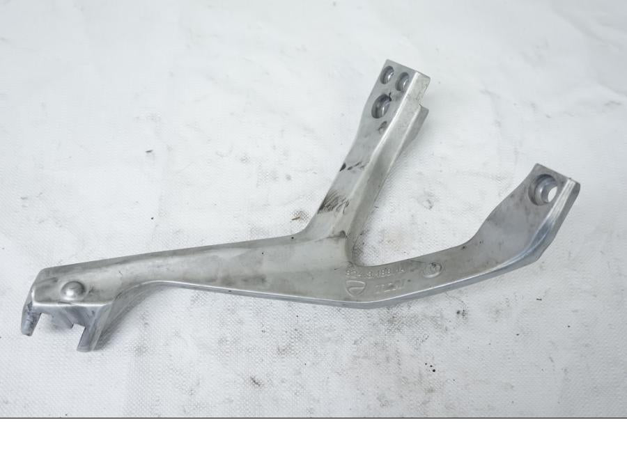 Snett uppifrån på Fotpinnefäste från en Ducati 899 Panigale -2015 motorcykel.