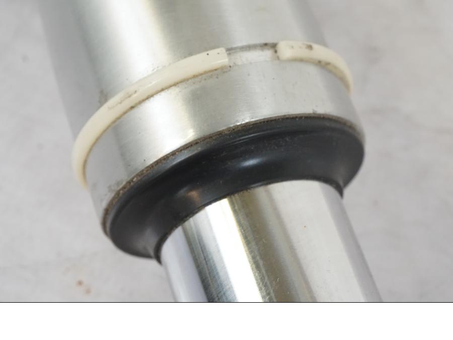 Höger sida på Gaffelben från en Suzuki VL 800 -2002 motorcykel.