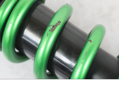 Snett nerifrån på Stötdämpare från en Kawasaki ER-6N -2016 motorcykel.