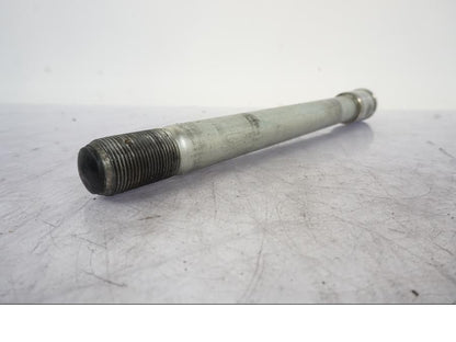 Vänster sida på Axel från en Kawasaki VN 1500 -2003 motorcykel.