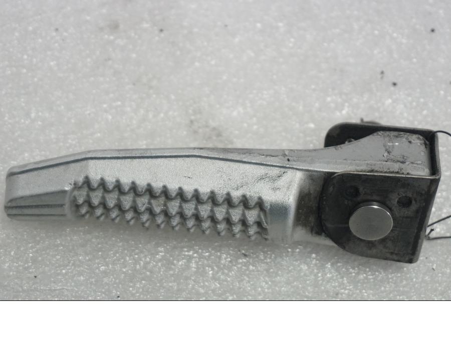 Baksidan på Fotpinne från en BMW K 1300 R -2011 motorcykel.