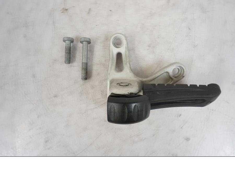 Framsidan på Fotpinne från en KTM 690 Duke -2014 motorcykel.