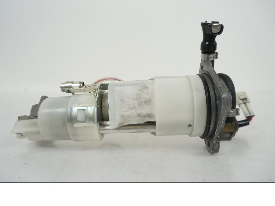 Vänster sida på Bensinpump förgasare från en KTM 990 SM -2009 motorcykel.