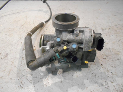 Baksidan på Spjällhus från en Honda CBR 125 R -2007 motorcykel.