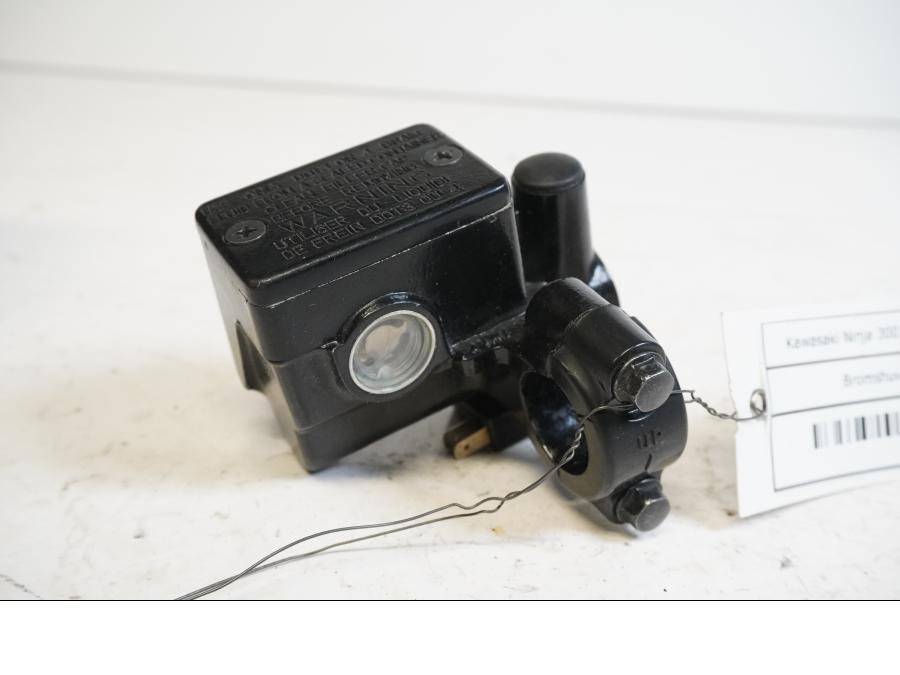 Framsidan på Bromshuvudcylinder från en Kawasaki Ninja 300 -2014 motorcykel.