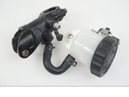 Snett nerifrån på Bromshuvudcylinder från en Suzuki GSX-R 750 -2009 motorcykel.