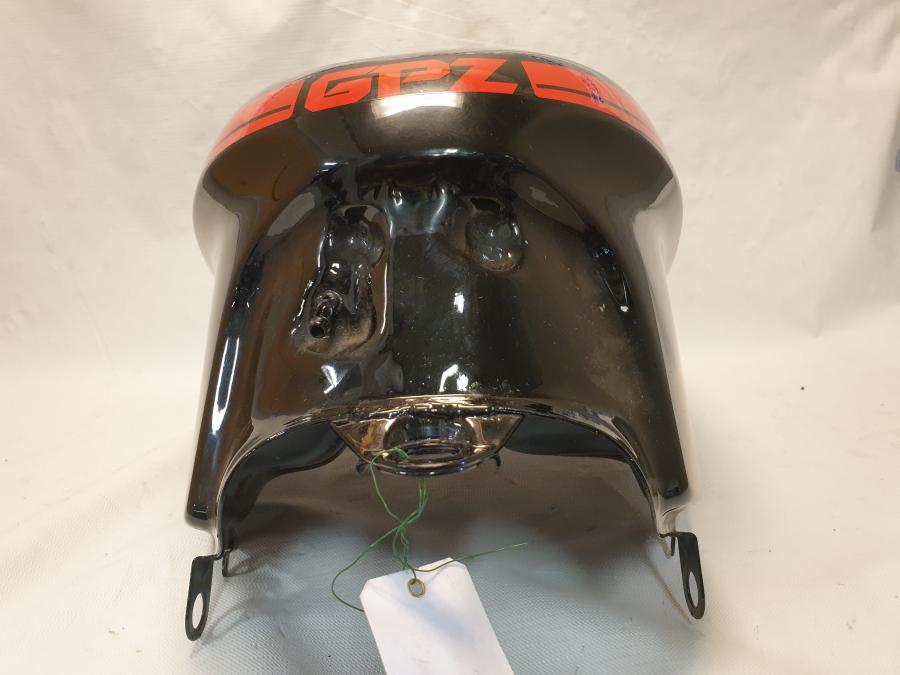 Vänster sida på Bensintank från en Kawasaki GPZ 500 -1988 motorcykel.