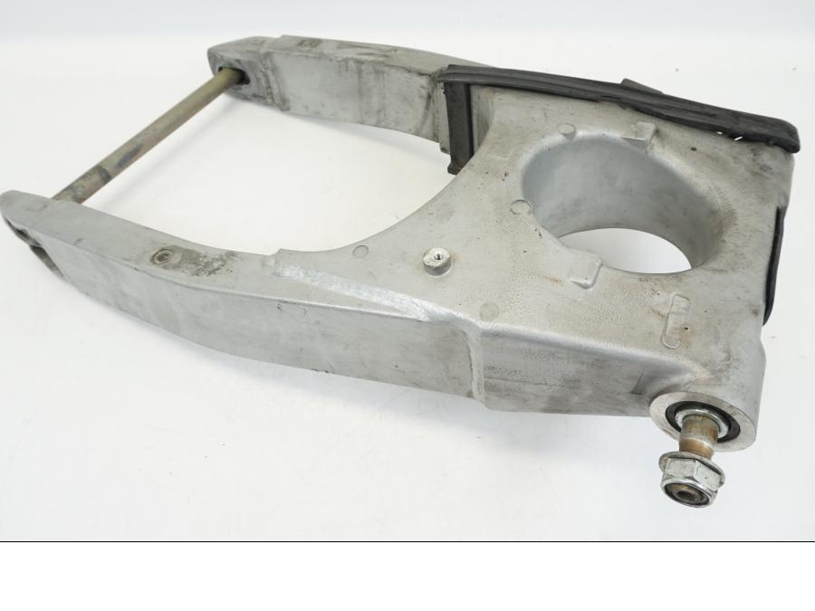 Snett nerifrån på Sving från en Triumph TT 600 -2002 motorcykel.