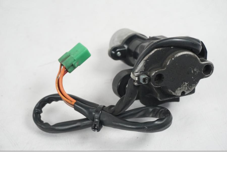 Extrabild4 på <p>Låssats från Suzuki SV 1000 S 2004.</p>

<p>1st nyckel, tanklock, sadellås och tändningslås.</p> motorcykel.