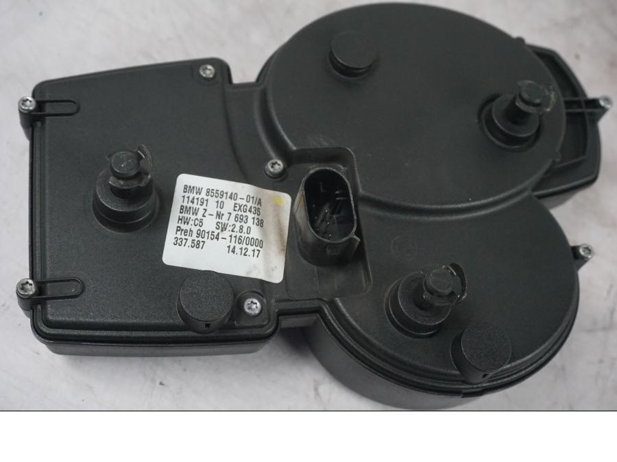 Vänster sida på Instrumentpanel från en BMW F 800 R -2018 motorcykel.