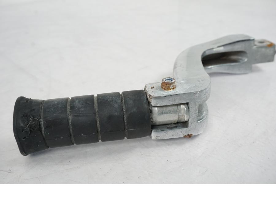 Extrabild6 på Fotpinnesats från en Yamaha XVS 1100A -2005 motorcykel.